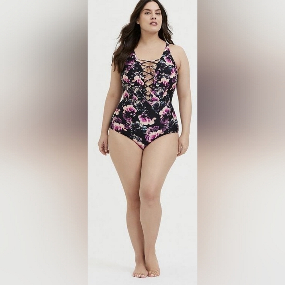 NWT Torrid Wireless Strappy Front One Piece Swimsuit Size 3X / 22-24